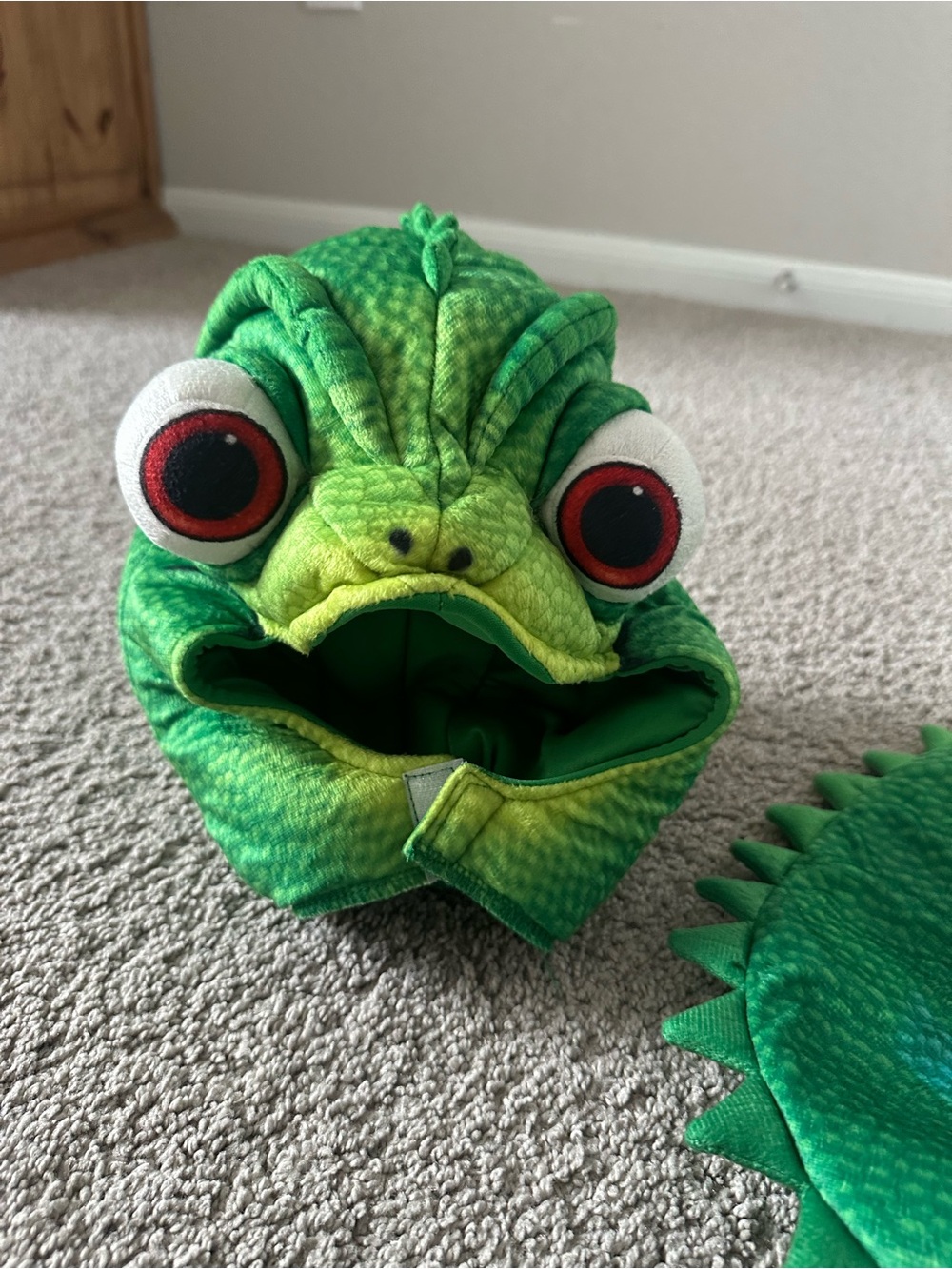 Green Chameleon Kids Costume Set - Plush Mask, Jumpsuit, Gloves & Boot Covers - Picture 2 of 3